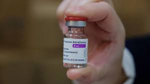 Las pruebas de la vacuna contra el coronavirus que desarrollan la farmacéutica astrazeneca y la universidad de oxford fueron puestas en pausa por precaución. Vacuna Coronavirus Retiran Un Lote De La Vacuna De Astrazeneca Tras La Muerte De Una Mujer Vacunada Marca