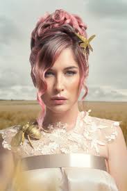 OLGA GARCÍA presenta MERAKI Collection "MERAKI" fusiona moda, naturaleza y  romance, redefiniendo la creatividad nupcial con una conexión esencial  entre moda y naturaleza. Celebra la belleza natural con suaves movimientos  y formas