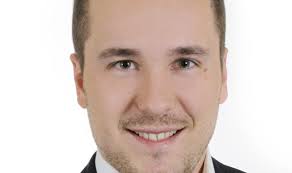 Kto ťahá za nitky?