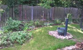 Wasserstelle Und Einfassungen Aus Steinen Und Ziegeln Schrebergarten Garten