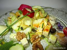 Salade De Courgettes Aux Fruits Secs Fromage Et Curcuma Passiflore Passion D Hellyane Salade Courgette Salade Salades Composees