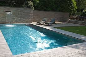 Konsequent Genutzt Und Optimal Geschutzt Sichtschutzmauer Schwimmbader Hinterhof Kleiner Pool Design