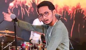 Apakah kau tak mampu untuk menentukan di antara kaca dan permata betapa telahanmu memaksaku mengundurkan diri. Tidak Kisah Fathia Nyanyi Dan Tukar Lirik Di Matamu Asalkan Tiada Serangan Peribadi Sufian Suhaimi