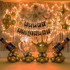 Todos sabemos que los gustos de los hombres son más sobrios que los de las mujeres, les gustan las botellas de bebidas, pocos colores, cosas más tranquilas. Decoracion De Fiesta De Cumpleanos Con Fondo Dorado Juego De G