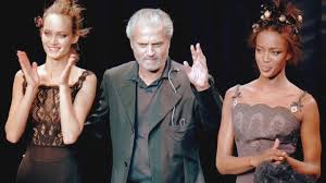 As the younger sister of gianni versace, donatella served as his adviser and inspiration when he was still a budding designer. Gianni Versace Der Stardesigner Und Sein Plotzlicher Tod Auf Den Marmorstufen Stern De