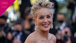 Cannes 2021, les marches : Sharon Stone rayonnante sur la Croisette