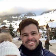 Conhecimento. Não sei o que você faz da vida, mas uma boa parte investe em  você e coloca em prática para evoluir. Eu era vendedor de shopping e uber  até 2023.