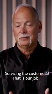 We caught up with Tom Wickman, product manager for edge protection, to talk  about how laminated paper board solutions help protect pallets during  shipping and storage. 🌱100% recycled material 🛡️Reinforces pallet  stability