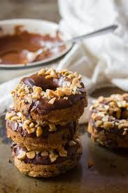 These Vegan Banana Doughnuts Are Studded With Rich Chocolate Chips And Smothered In Rich Chocolaty Peanut Buttery Goodness Recette Bonne Recette Petit Dejeuner