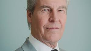 In New Role, Terry J. Lundgren Steps Down But Not Out