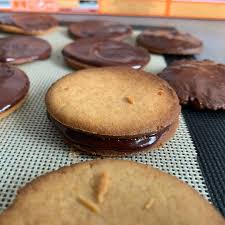 Goutons On Instagram Recette Mini Gateaux Au Chocolat Pepito 300 G De Farine 200 G De Beurre Ramolli 1 œuf 130 G De Sucre Cris Food Desserts Cookies