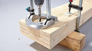 Upcycling Und Aufraumen In Einem So Baust Du Ein Praktisches Regal Aus Holzresten In 2020 Holzreste Regal Selber Bauen Holz