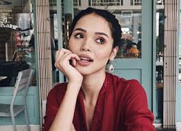 Tambah pulak dengan kehadiran 'bekas kakak ipar' ain (oops), iaitu tak lain tak bukan, pelakon dan model terkenal, elfira loy!!! Hanya Berkawan Di Alam Maya Sahaja Ain Edruce Mynewshub