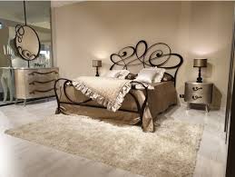 Dalla scelta della pavimentazione ai rivestimenti, dai tessuti ai colori per le pareti, dai caratterizzato da finiture rustiche, principalmente mattoni a vista e legno grezzo, nonché complementi d'arredo in metallo, faretti, lampade e lampadari. Camere Da Letto Sconti Del 40 50 60