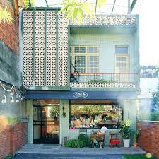 立面配色清爽的老屋麵包店 老屋顏 老屋 老房子 磁磚 水泥磚 窗花 鐵窗花 面格子 麵包店 麵包 旅行 樹 散策 restaurant