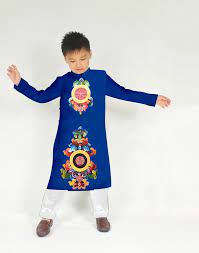 Bé gái diện áo dài gấm thái tuấn màu đỏ xu nhỏ xinh lung linh. At47 Ao Dai Cach Tan Be Trai Há»a Tiáº¿t Nghá»‡ Thuáº­t 1 14