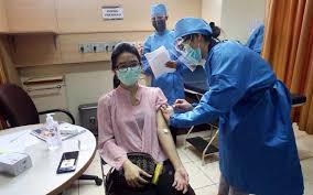 Vaksin bukanlah obat, vaksin mendorong pembentukan kekebalan spesifik tubuh agar terhindar dari tertular virus ataupun kemungkinan sakit berat. Suntik Vaksin Covid 19 Sinovac Harus 2 Kali Ini Alasannya Kabar24 Bisnis Com