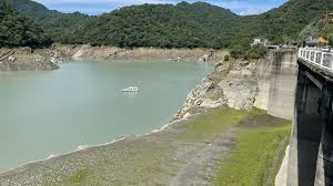 蔡邕传：「臣自在宰府，及备朱衣，迎气五郊，而车驾稀出，四时至敬，屡委有司，虽有解除，犹为疏废。」 3) 法律上指除去所成立的关系，而恢复原 解除顾虑 free one's mind of apprehensions. X5eglfrxs6txym