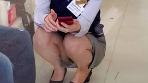 ショートカット美人携帯ショップ店員さん しゃがみパンチラ 盗撮風 | チラ見せガールズ