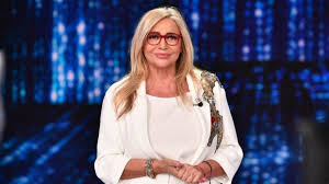 Protesta di mara venier a domenica in, con un gesto che ha del clamoroso e che avviene in diretta davanti alle telecamere di rai 1. Domenica In Riparte Da Mara Venier Me Style