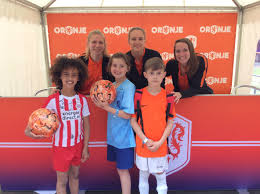 Lars begon te voetballen bij hzvv en stapte over naar vv de weide, beiden uit zijn woonplaats hoogeveen. Hier Waren Wij Op De Oranje Opendagen Op Zaterdag 25 Mei Bij Knvb Campus In Zeist Met Mijn Aller Grootste Fan Viviane Miedema Met Mijn Allerbeste Fans Zaterdag