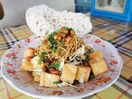 Lontong is an indonesian dish made of compressed rice cake in the form of a cylinder wrapped inside a banana leaf, commonly found in indonesia, malaysia and singapore.rice is rolled inside a banana leaf and boiled, then cut into small cakes as a staple food replacement of steamed rice. Resep Masak Tahu Guling Khas Yogyakarta Yang Rasanya Bikin Nagih