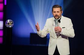 Early in his career, he hosted the tv shows retro charts, klaas' wochenshow, and viva live! Bei Der Geburtsstunde Von Viva War Er Dabei Mola Adebisi Blieb Uber Zehn Jahre Bei Dem Musiksender Stuttgarter Zeitung