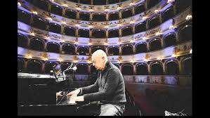 Enrico ruggeri questo pomeriggio si racconterà ai microfoni di verissimo durante una lunga intervista con la padrona di casa silvia toffanin. Enrico Ruggeri Quanto Guadagna Chi E Figli E Moglie Del Noto Artista