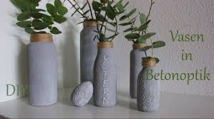 Diy Vasen In Betonoptik Aus Altglasflaschen Upcycling Just Deko Diy Vase Upcycling Betonoptik
