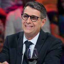 Robert Pineault's Instagram, Twitter & Facebook