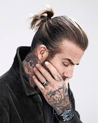 Capelli lunghi ricci · capelli rasati · taglio di capelli alla david beckham . David Beckham Es Magazine January 2018 Devid Bekhem Strizhka Devida Bekhema Pricheska Muzhchiny