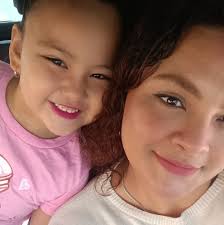 🇲🇽🪧 JÓVENES PEGAN LETRAS DE “NARCOESTADO” EN VALLAS DE PALACIO NACIONAL  Activistas del colectivo Somos México colocaron enormes letras con la  palabra “NARCOESTADO” sobre las vallas que resguardan Palacio Nacional,  instaladas por