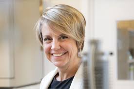 La clinique des portes de l'eure s'inscrit dans la dynamique de l'offre de soin de la région normande et des régions voisines en cultivant des valeurs d'innovation, d'excellence médicale et de qualité de prise en charge dans le parcours de soin et de vie des personnes accueillies. Sophie Lucas