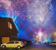 Anhaltende und wiederholte belastung durch lärm über 85 dezibel kann zu bleibenden gehörverlust und tinnitus führen. Silvester Sicher In Das Neue Jahr Starten Das Sollte Man Wissen Silvester Bilder Knallen