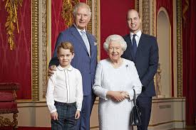En voyant le jeune philip, enjamber le filet du terrain de la base navale sur laquelle il était affecté, la future reine aurait expliqué à sa pourtant, le tennis n'était pas le sport de prédilection du prince, qui a tout de même remis quelquefois le trophée de wimbledon au vainqueur du célèbre tournoi sur gazon. La Famille Royale La Reine Elisabeth Ii Aurait Donc Arrete Son Choix Pour La Succession