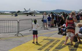 En ce jour de commémoration de la fin de la seconde guerre mondiale, un important dispositif militaire défilera sur la place rouge de moscou en présence du président russe. Les Portes Ouvertes De La Base Aerienne De Payerne Attirent La Foule