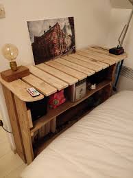Meuble Pied De Lit Fait Maison En Recyclant Des Palettes Ideal Pour Accueillir Une Future Tv Ou Ici Un Cadre Photo Idees Pour La Maison Pied De Lit Maison