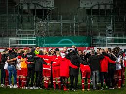 Essener fans feiern sieg im pokal mit autokorso. Liveticker Rot Weiss Essen Fortuna Dusseldorf 3 2 2 Runde Dfb Pokal 2020 21 Kicker