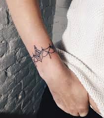 A celtic knot armband tattoo is always good if you don't have other design ideas in mind. Armband Tattoos Klein Fein Und Ein Echter Hingucker