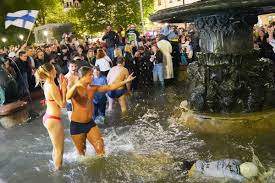 5 hours of finns celebrating squeezed into about 3 minutes.temperature was under 10 celsius (50 f).dear trophy, welcome to finland!sounds and colors are sh*t. Nain Suomi Juhlii Upeat Kuvat Helsingin Yosta Yle Uutiset Yle Fi