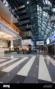 Chicago, Illinois, Usa. Pair Of Metra Commuter Trains Await Passengers And  A Departure Time At The Ogilvie Transportation Center Stock Photo - Alamy