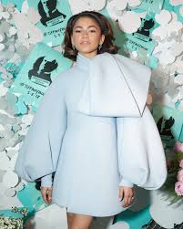 La nostra interpretazione delicata, dinamica e moderna di gioielli a forma di fiore rivisita i petali come forme astratte, adornate con diamanti taglio brillante e gemme di colore. Zendaya At Tiffany Co Paper Flowers Event And Believe In Dreams Campaign Launch In Nyc Zendaya Celebrity Wallpapers Celebrity Pictures