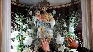 San cayetano is a small town of about 8,000 people in buenos aires province, argentina. Fieles Esperan Para Saludar A San Cayetano En Argentina