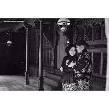 Pakaian adat sendiri biasanya erat dikaitkan dengan wilayah geografis maupun periode waktu dalam sejarah. Prewedding Jawa Hijab Pose Fotografi Perkawinan Pose Fotografi Ide Perkawinan