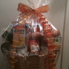 These thanksgiving gift ideas go beyond the classic gifts of pumpkin pie, mulberry wine, and thanksgiving gift baskets (though gift baskets are my first choice for thanksgiving day!). Make And Give A Thanksgiving Basket Food Baskets For Christmas Thanksgiving Food Gifts Thanksgiving Gift Basket