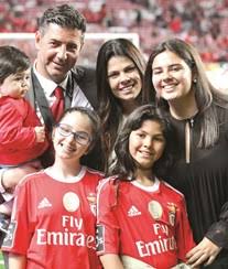 Rui carlos pinho da vitória (portuguese pronunciation: Rui Vitoria Impedido De Regressar A Portugal A Ferver Vidas