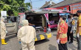 Seorang pedagang meninggal karena covid 19 pasar kliwon kudus disemprot disinfektan. 7enzqpaqclng8m
