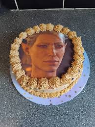 When it's your BG3 main OCs first birthday so your husband bakes a whole  cake for it I am lucky as anything to have him