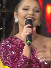 Sandra Mladenović: Pevačica i Njen Stil Pevanja