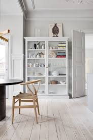 En la cocinas para dar algo más de luminosidad, podemos poner una vitrina a los muebles de nuestra cocina. Vitrinas Un Mueble Que Vuelve A Ser Tendencia En Decoracion 2020